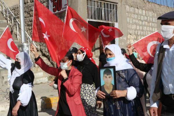 <p>Anne Üstek, oğlunun 7 yıl önce henüz 15 yaşındayken bayram sabahı dağa kaçırıldığını ve her hafta HDP önünde yaptıkları eylem sonucu oğluna kavuştuğunu söyledi.</p>