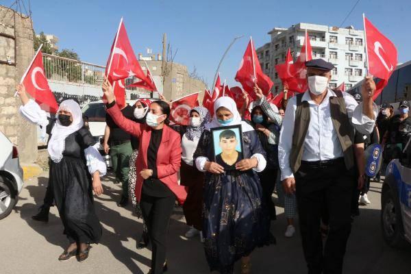 <p> Emine Üstek, “Allah herkesten razı olsun. Oğlumun fotoğrafı hep koynumda idi, şimdi artık kendisi koynumda olacak. Allah devletimizden razı olsun. Bu sefer oğlum sağ salim gelip bize kavuştu.</p>
