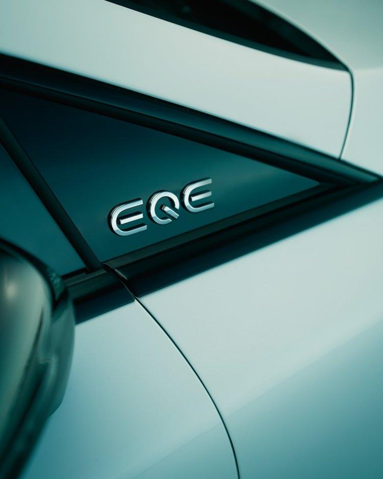 <p>Elektrikli otomobilde atağa kalkan ve peş peşe modeller tnıtan Alman otomotiv devi Mercedes, EQS'nin ardından bir sedan modelini daha tanıttı.</p>
