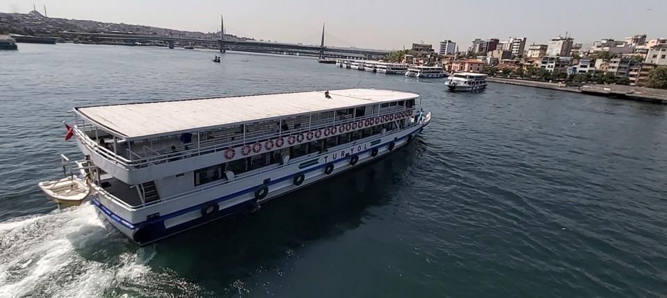 <p>Ancak geminin mürettebatı gencin güverteye atladığını fark ederek onu yakaladı. Kaptan köşküne götürülen genç, burada kaptan tarafından bir süre azarlandı. </p>