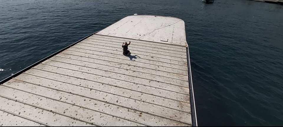 <p> Yürekleri ağza getiren o anları hem kaydeden hem de kaydettiren genç ardından ayağa kalkarak sevinç çığlıkları attı. </p>