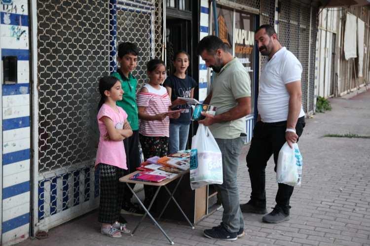 <p><strong>Hakkari</strong>'nin Yüksekova ilçesinde ikamet eden Kaplan ailesinin 4 çocuğu, okul masraflarını çıkartmak için küçük yaşlarına rağmen evlerinin önünde tezgah açarak kitap satıyor.</p>
