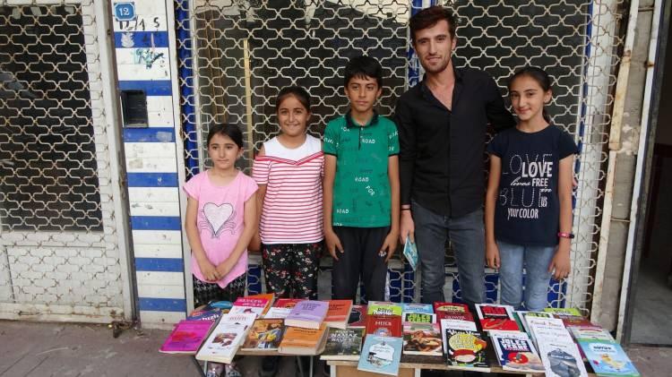 <p>Yaşımız küçük ama yaptığımız iş çok büyük. Geleceğimiz için bu kitapları satıyoruz. Hayalim doktor olmak” dedi.</p>
