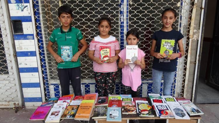 <p>Okul ihtiyaçlarımızı karşılamak için evde eskiyen kitaplarımızı küçük bir tezgah kurarak satmaya başladık. Mahalle sakinleri gelip bizden kitap alıyor” ifadelerini kullandı.</p>
