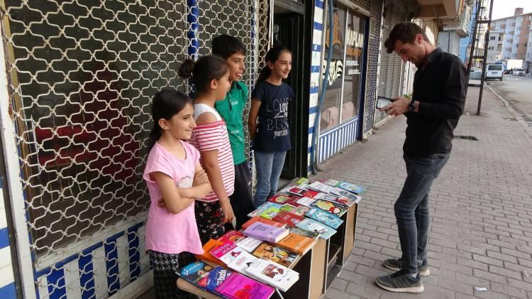 <p>Çocuklarını kırmadığını ifade eden baba Mensur Kaplan ise, “Sırf okumak ve ihtiyaçlarını karşılamak için okudukları hikaye ve roman kitaplarını satıyorlar.</p>