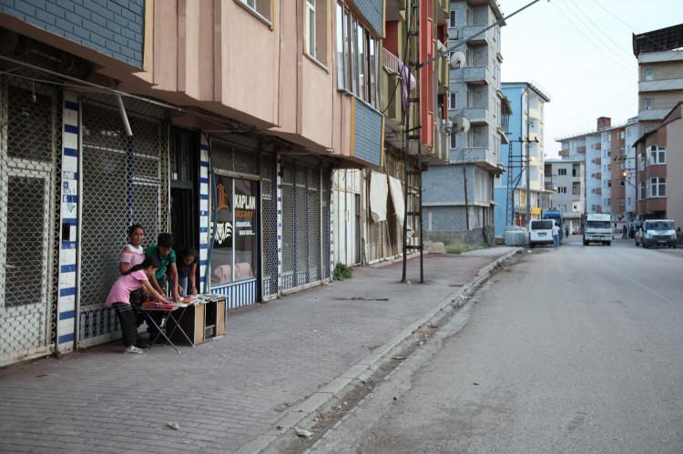<p>Evlerinde böyle kitaplar varsa, bir tezgaha bırakıp satsınlar. Bu çocukların amacı okumak ve ileride meslek sahibi olmaktır.</p>