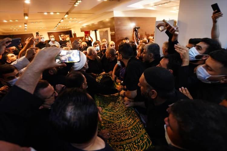 <p>Necef kentindeki bir hastanenin morgundan alınan Hekim'in cenazesi evine getirildi. Törene, çok sayıda kişi katıldı.</p>