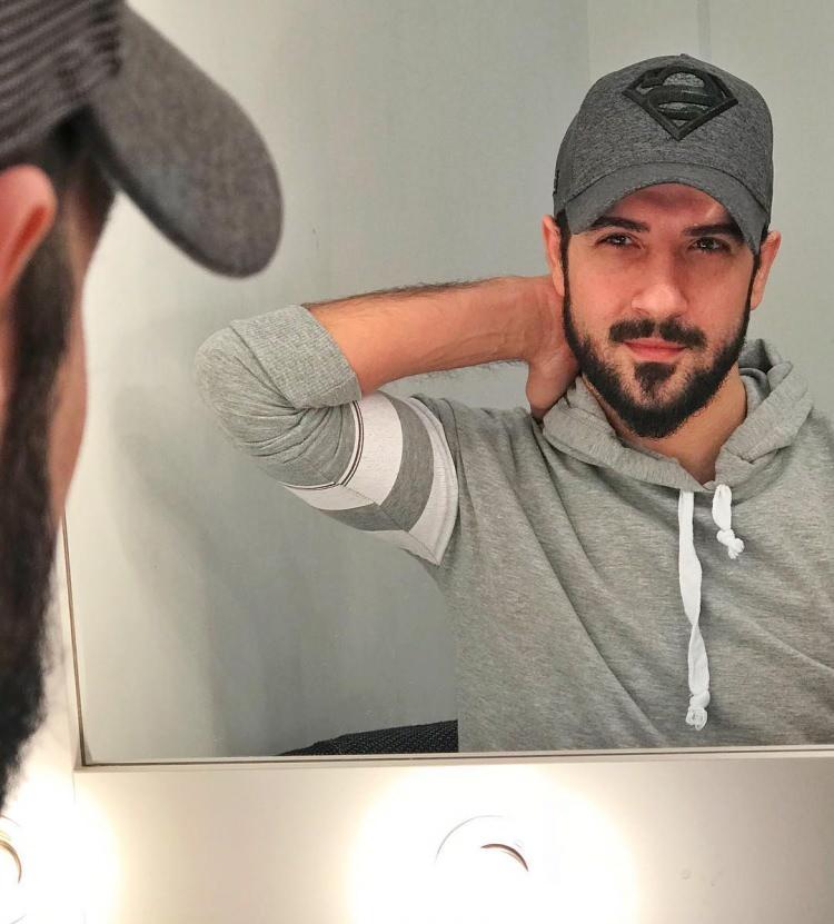 <p><span style="color:#DDA0DD"><strong>Daha çok tiyatro yapan oyuncu şimdilerde gözlerden uzak bir hayat sürmektedir. </strong></span></p>