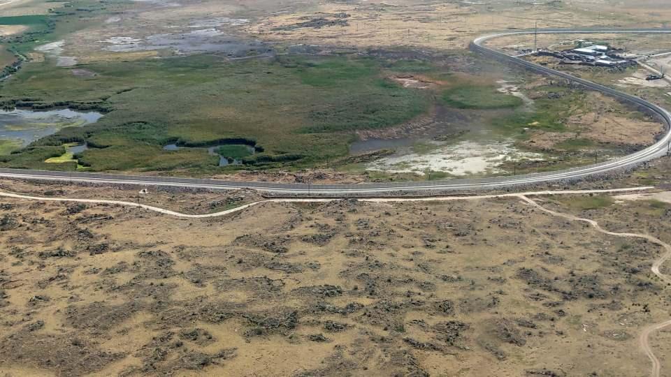 <p>Yüklenici firmalarca kurulan beton santrallerinde üretilen 3 metre yüksekliğinde, 2 metre 80 santimetre genişliğinde ve 7 ton ağırlığındaki beton bloklar, iş makineleriyle önceden zemini hazırlanan sınır hattına döşeniyor. </p>