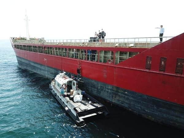 <p>Koronavirüs testi pozitif çıkan 4 kişi ambulansla hastaneye sevk edilirken, 8 temaslı mürettebat evlerine gönderildi.</p>