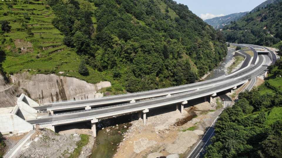 <p>Daha önce yapılan çalışmalarla 27,2 kilometrelik kesimi bitirilen projede, 850 metrelik çift tüplü Hurmalık-1 Tüneli, 720 metrelik Hurmalık-2 Tüneli ile Hurmalık-1 giriş-çıkış köprüleri ve bağlantı yollarından oluşan 3,6 kilometrelik kesim de trafiğe açılarak, yolun toplamda 30,8 kilometrelik bölümü bölünmüş yol standardında tamamlandı.<br />
</p>
