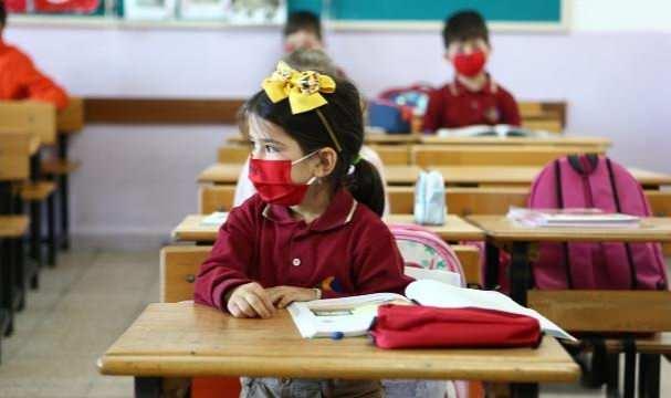 <p>1-3 Eylül'de okul öncesi ve ilkokul 1. sınıf öğrencileri için okullarda uyum haftası düzenlenecek. Bu öğrenciler, okullara belirli saatlerde gelecekler, okula alışmaya başlayacaklar, öğretmenleri ile diyaloglarını geliştirecekler. Uyum eğitiminde öğrencilerin öğretmenler gözetiminde oyun, drama, sosyal ve sportif etkinlikler yoluyla öğrenme ortamını, okulunu, sınıfını, arkadaşlarını tanıması ve okul kurallarını öğrenmesi sağlanacak.</p>
<p> </p>