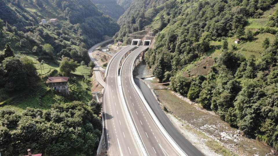 <p>Hayata geçirilen önemli kara yolu yatırımlarıyla Rize'nin potansiyeli artırılırken aynı zamanda şehir içi, bölgesel ve uluslararası ulaşım standardı da yükseliyor.<br />
 </p>
