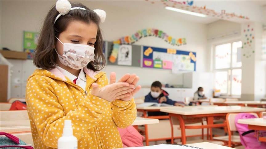 <p>- Öğrenci ve personelin hasta, temaslı veya risklilik durumları Milli Eğitim Bakanlığı ile Sağlık Bakanlığı arasındaki veri entegrasyonu yolu ile izlenecek ve okullara gerekli bildirim yapılacak.</p>

<p> </p>
