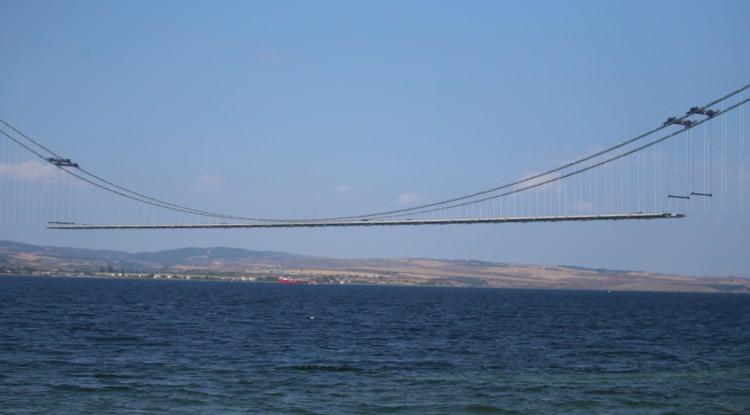 <p>Her biri 45 metre genişliğinde, 48 metre uzunluğundaki mega tabliye bloklarının yüzde 63'ünün yerlerine monte edilmesiyle köprüde araçların geçeceği yol belirginleşmeye başladı.</p>
<p> </p>