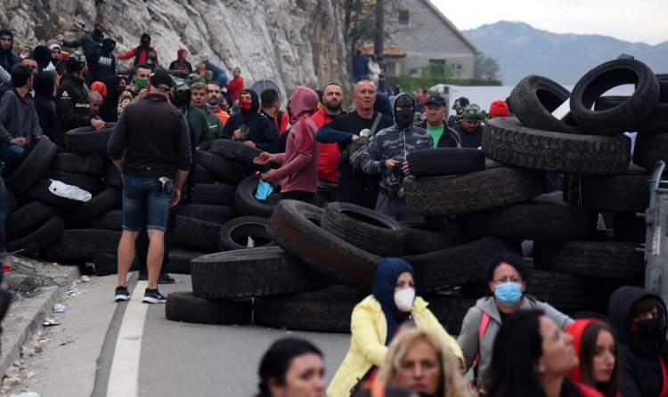 <p>Yolu açmaya çalışan polis, kalabalığa göz yaşartıcı gaz ile müdahale ederken, göstericiler ise polise taş, şişe ve havai fişek ile karşılık verdi. Çıkan olaylarda 20’si polis olmak üzere toplam 50 kişi yaralandı.</p>