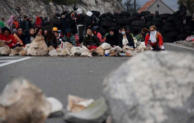 <p>Sırp Ortodoks Kilisesi Patriği Porfirije ile Karadağ Metropoliti Joanikije'nin ise yoğun güvenlik önlemleri altında törene katılmak üzere helikopterle Cetinje'ye ulaştığı bildirildi.</p>
