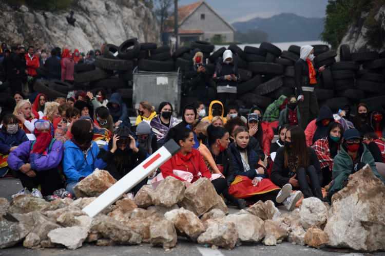 <p>Başbakan Krivokapiç’ten terörizm çıkışı<br />
Karadağ Başbakanı Zdravko Krivokapiç ise yaptığı açıklamada, polise yönelik saldırıları terörizm olarak nitelendirerek, protestolar için Cumhurbaşkanı Milo Dzukanoviç'in Sosyalist Demokrat Partisini suçladı. </p>
