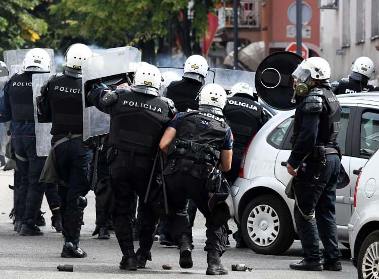 <p>Cetinje'deki törene karşı çıkanlar, töreni Karadağ'ın "işgalinin" bir sembolü olarak gördüklerini ifade etti.</p>
