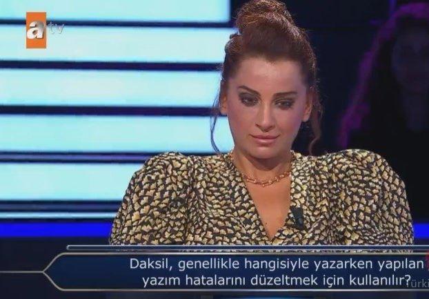 <p><span style="color:#000000"><strong>Yarışmada sorulan ilk soruda başarılı bir performans sergileyen Pervane, "Daksil genellikle hangisiyle yazarken yapılan yazım hatalarını düzeltmek için kullanılır?" şeklinde yöneltilen ikinci soruda büyük bir talihsizlik yaşadı.</strong></span></p>
