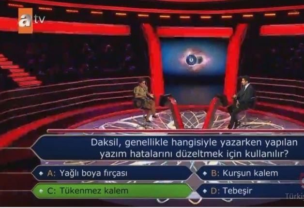 <p><span style="color:#000000"><strong>Kenan İmirzalıoğlu'nun 'zaman' konusunda uyarı yapmasına rağmen süre dolduktan sonra cevap veren Zerrin Pervane yarışmadan elendi. Durumu kabul edemeyen yarışmacı Kenan İmirzalıoğlu'na "Nasıl oluyor ya! Hayır olamaz öyle bir şey" diyerek tepki gösterdi.</strong></span></p>

<p> </p>
