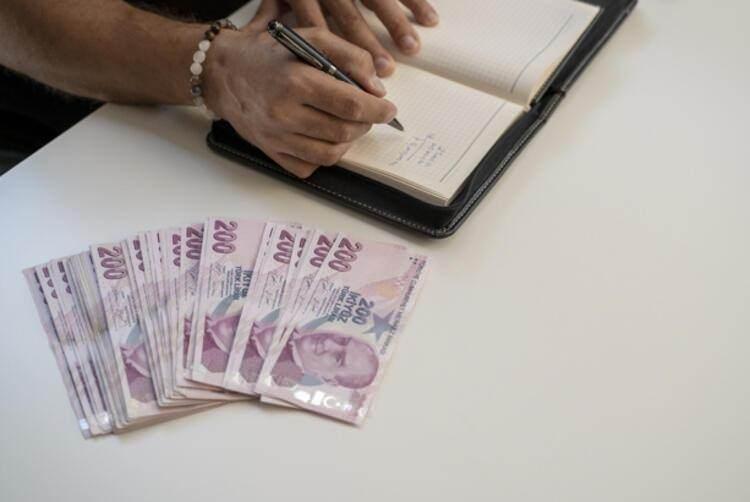 <p>Beşinci yılın sonunda ev sahibi mahkemeye başvurarak yeni kira yılında uygulanacak kira bedelini hakimin belirlemesini isteyebilir. Hâkim, tüketici fiyat endeksindeki oniki aylık ortalamalara göre değişim oranını, kiralananın durumu ve emsal kira bedelleri göz önünde tutarak hakkaniyete uygun biçimde belirler.</p>