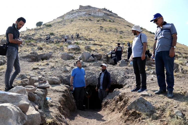 <p>Konya'nın merkez Selçuklu ilçesi sınırlarında bulunan 1720 rakımlı Takkeli Dağ'ın eteklerinde 2012'de başlayan kazılarda, 3-4'üncü yüzyıla tarihlendirilen 35 kaya mezarı ortaya çıkarıldı.</p>
<p> </p>