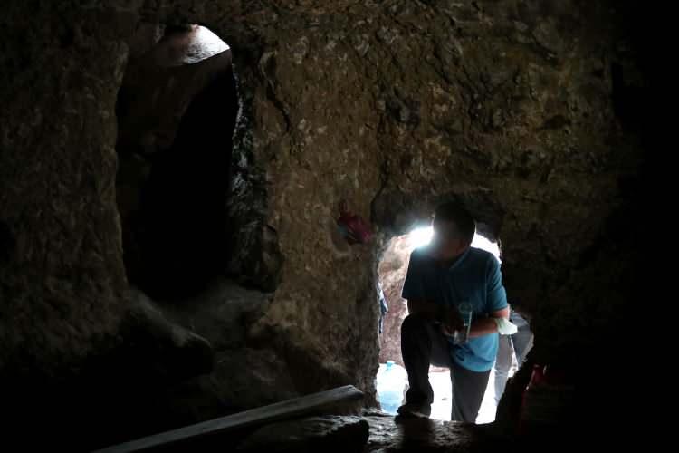 <p>Helenistik, Roma, Bizans, Selçuklu, Karamanoğulları ve Osmanlı'nın izlerini taşıyan Takkeli Dağ'da 9 yıldır yürütülen kazılarda önemli bulgulara ulaşılıyor.</p>
<p> </p>