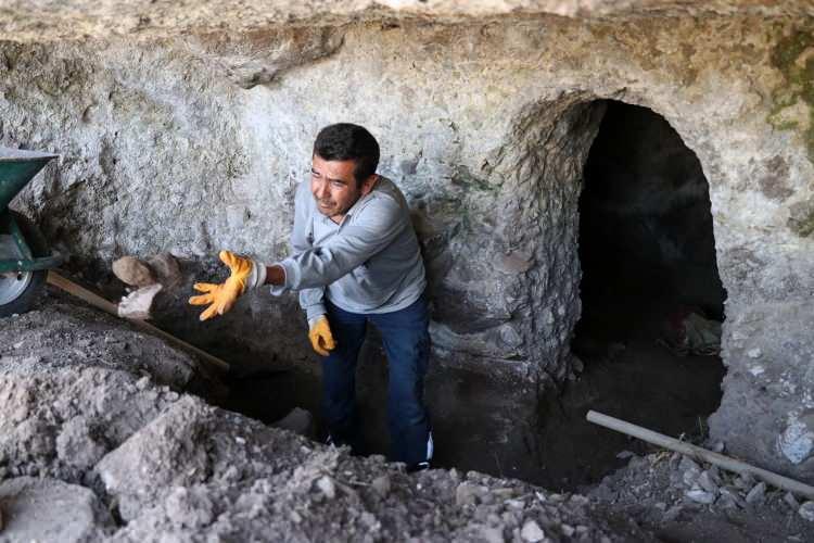 <p>Zirvesinde tarihi surlar, çok sayıda su sarnıcı ve tapınak barındıran ve tarihi kaynaklarda "Gevele Dağı" olarak da isimlendirilen yerde, bugüne kadar Fatih Sultan Mehmet dönemine ait gülleler ile saray ve hamam yapıları, gizli geçitler, çok sayıda seramik parça ve savaş materyalleri bulundu.</p>
<p> </p>