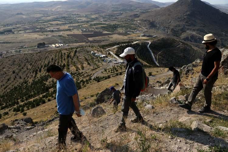 <p>Kaya mezarları 3-4'üncü yüzyıl dönemi. Anadolu'nun muhtelif yerlerinde karşılaştığımız doğal kayalara oyulmuş, tek veya çift odalı örneklerine rastladık. Bu yönüyle Kilistra ve çevresini dışında tutarsak Konya'da bu tarzda çok rastlanan bir durum değil."</p>
<p> </p>