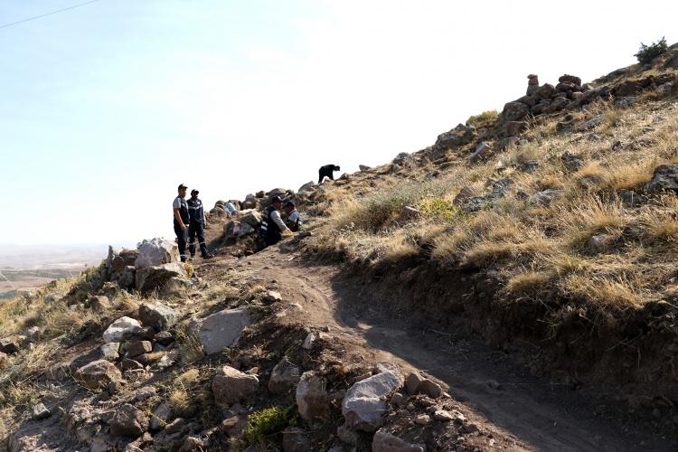 <p>Çaycı, kale eteklerindeki bu alanın bölgeye zenginlik kattığına işaret ederek, "Nekropol alanı bulunmuş olması burada büyük bir zenginlik. </p>