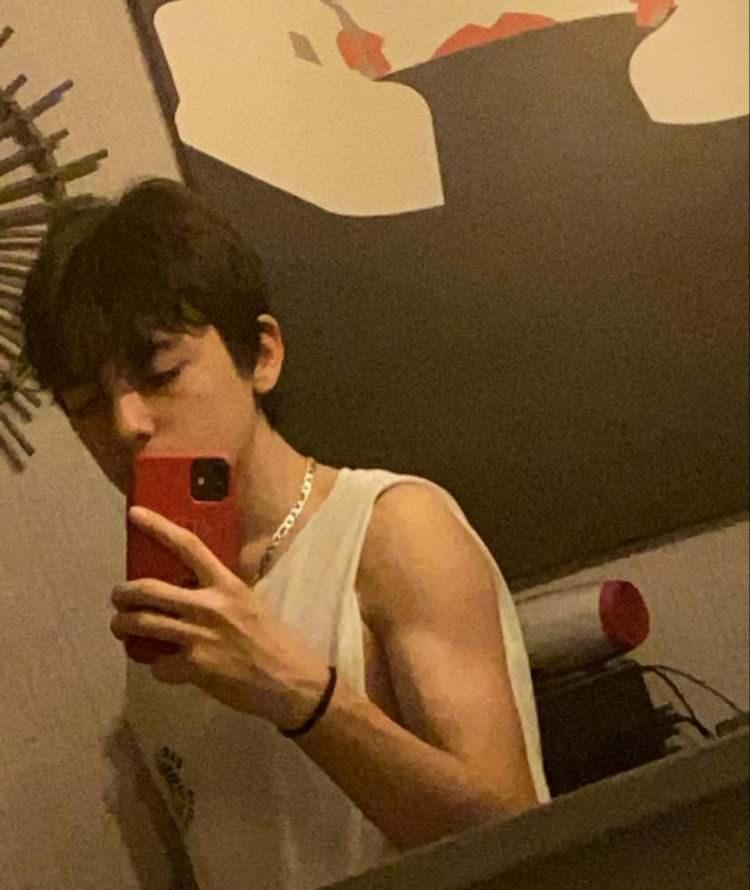 <p><span style="color:#800000"><strong>geçtiğimiz aylarda 16 yaşına giren Emir Berke Zincidi spor salonundan paylaştığı fotoğraflarla dikkat çekiyor. İşte Öyle Bir Geçer Zaman Ki'nin Osman'ı Emir Berke Zincidi'nin son hali ve sosyal medyada paylaştığı o fotoğraflar...</strong></span></p>
