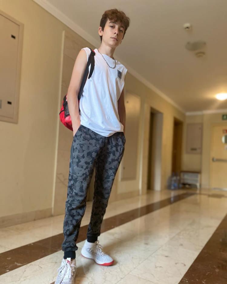 <p><span style="color:#800000"><strong>Değişimi ile büyük dikkat çeken Emir Berke Zincidi spor salonundan paylaştığı fotoğraflarla dikkat çekiyor.</strong></span></p>