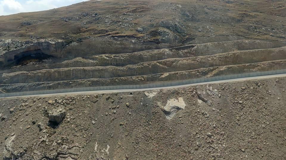 <p>Van'ın Çaldıran ilçesinin İran sınırında başlatılan ve Ağrı'nın Doğubayazıt ile Hakkari'nin Yüksekova hattına kadar uzanan modüler duvar ve akıllı kule çalışmaları tüm hızıyla sürüyor. </p>