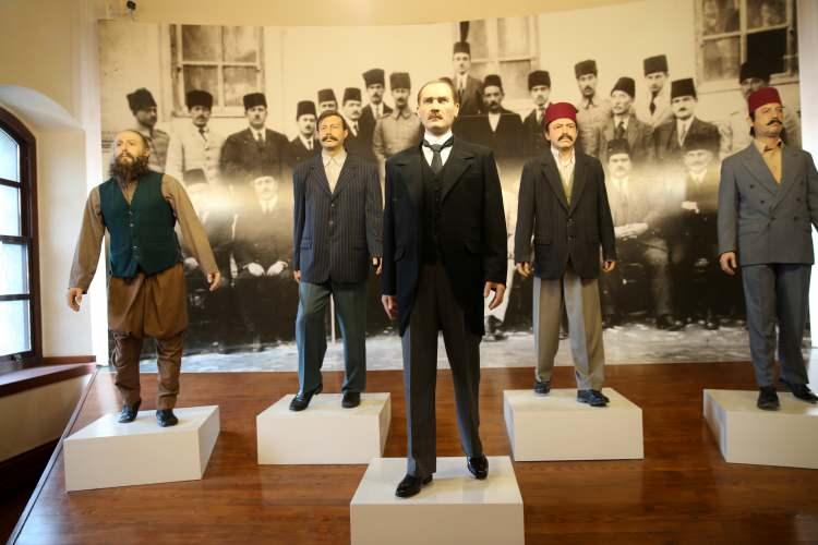 <p> Özellikle ilk giriş noktasından müzenin son odası olarak nitelendirdiğimiz Kongre Salonu'nda çoğu ziyaretçinin duygularına hakim olamayarak gözyaşlarını döktüğüne bizzat şahit oluyorum.</p>
