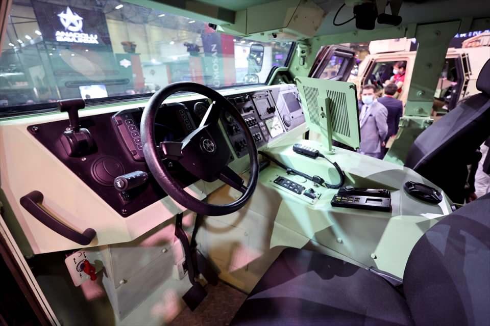 <p>IDEF 2017'de aracı demo olarak sergilediklerini, 2019'da prototip seviyeye getirdiklerini anlatan Yılmaz, "Şu anda aracımız ön seri halinde. Yerli ve yabancı kullanıcı makamlarıyla çok yoğun görüşmelerimiz oluyor." dedi.</p>
<p> </p>