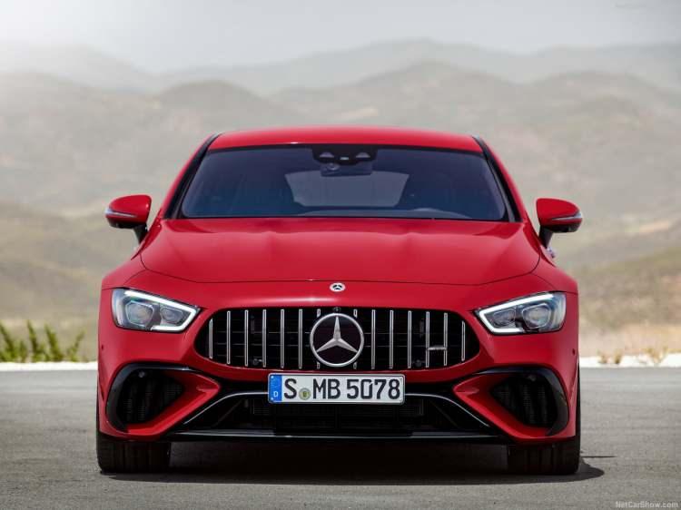 <p>Aracın ismindeki 'E' harfi Mercedes-AMG'nin ilk PHEV (şarj edilebilir hibrit) modeli olduğunu belirtiyor.</p>
