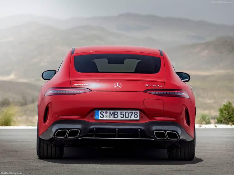 <p>Araç, 4.0 litrelik çift turbo V8 motorla birlikte 6.1 kWh'lik bataryadan aldığı enerjiyle 842 beygirlik güç ve 1400 Nm torka ulaşıyor.</p>
<p> </p>
