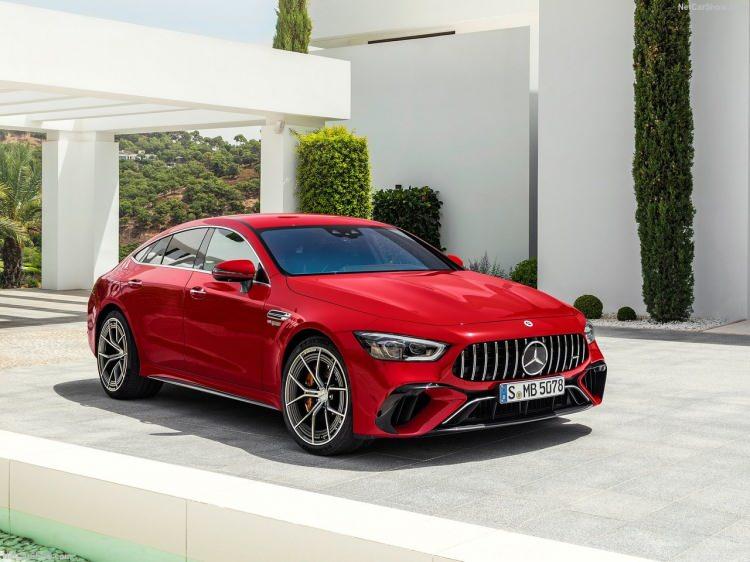 <p>Araçta yüksek performansa katkı için standart gelen AMG Ride Control+ havalı süspansiyon sistemi ve karbon seramik frenler yer alıyor.</p>