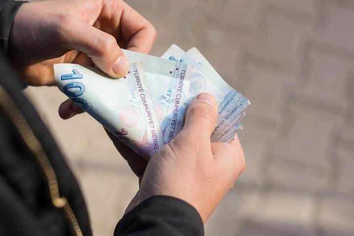 <p>SAĞLIK PRİMİ BORÇLARINDAN KURTULMAK İÇİN NE YAPMAM GEREKİYOR?</p>
<p>Son yapılandırma kanunu ile hiç para ödemeden veya ödeme kolaylığıyla borçtan kurtulma olanağı getirildi. Eğitimini tamamladıktan sonra bir işte çalışmayanların, sigortalı çalışırken sonradan işsiz kalanların yapılandırma süresi dolmadan önce borcunun bulunup bulunmadığını e-Devlet üzerinden sorgulaması gerekiyor. Başvuru şartı bulunmuyor, borçların faizleri otomatik olarak silindi. Borcun ana parasını ödeyenler de faiz, ceza ile karşılaşmayacak.</p>