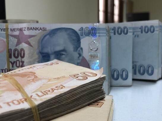 <p>KISMİ SÜRELİ, PART-TIME ÇALIŞANLAR GSS KAPSAMINDA MI?</p>

<p>Daha önceden kısmi süreli ve çağrı üzerine çalışanlar ile çalıştığı saat karşılığında ücret alanlardan saat ücretli çalışanlardan 20 gün ve altı sürelerde çalışanlar eksik günlerine ait sağlık primlerini 30 güne tamamlıyordu. Mart 2020 tarihinde yapılan düzenlemeyle bu süre 8 gün ve daha az çalışanlar olarak düşürüldü.</p>

<p>Ev hizmetlerinde 10 günden fazla çalışanların eksik günlerine ait sağlık primlerini tamamlama zorunluluğu da kaldırıldı. Nisan 2020'de yapılan düzenlemeyle nakdi ücret desteği alanlardan sigortalı ya da genel sağlık sigortalısının bakmakla yükümlü olduğu kişi durumunda olmayanlar, primleri işsizlik fonundan karşılanmak suretiyle genel sağlık sigortası kapsamına alındı.</p>
