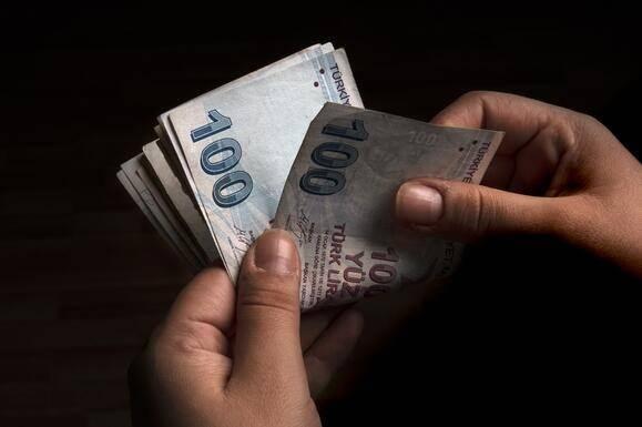 <p>SAĞLIK HİZMETLERİNDEN YAPILANDIRMA SONRASI HEMEN YARARLANILABİLİR Mİ?</p>
<p>Borcunu yapılandıranlar, bu borcun haricinde 60 günden fazla prim borcu olmaması ya da bu borçlarını geçmişteki kanunlara göre taksitlendirmiş olanlar borç yapılandırmanın ilk taksitini ödemeleri halinde genel sağlık sigortasından yararlanabilecek. Sağlık prim borcu bulunanlara normalde SGK üzerinden sağlık hizmeti verilmiyor.</p>
<p>Ancak, bir süredir geçici düzenlemeler ile prim borcu olanlara sağlık hizmetinden yararlanma imkânı sağlanıyor. GSS prim borcu bulunanlar bu yılın sonuna kadar devlete ait hastaneler ile devlet üniversitelerine ait hastanelerden sağlık hizmeti alabiliyor.</p>