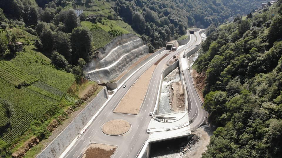 <p>Hurmalık tünelleri ve bağlantı yollarının hizmete sunulmasıyla 4,6 kilometrelik mevcut yol 1 kilometre kısalarak 3,6 kilometreye düşürülerek, zamandan 12,5 milyon lira, akaryakıttan 4,5 milyon lira olmak üzere yıllık toplam 17 milyon lira tasarruf edilecek, karbon emisyon miktarında da 2 bin 830 ton azalma gerçekleşecek.<br />
</p>