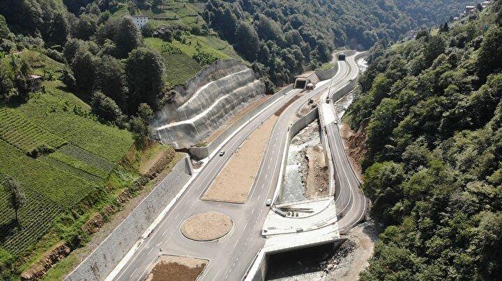 <p>Yapımı, tasarımı ve kontrolünde yüzde 100 yerli ve milli kaynakların kullanıldığı projeyle ayrıca, önemli turizm ve sanayi merkezlerine ulaşım kolaylığı sağlandı.</p>
<p> </p>