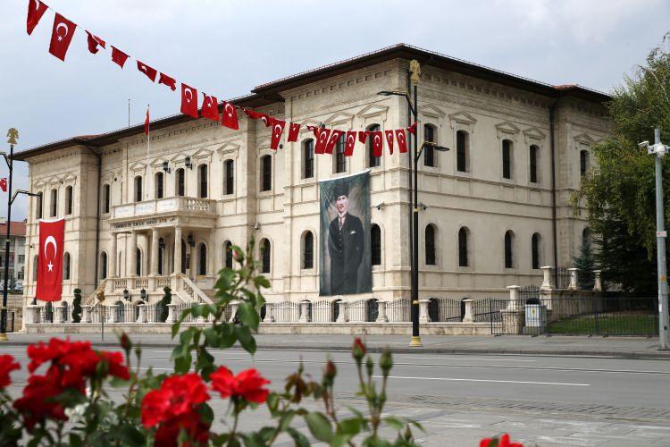 <p>Atatürk ve Kongre Müzesi Müdürü İlker Deveci, kongrenin yıl dönümü dolayısıyla tarihi binanın ziyaretçi akınına uğradığını söyledi.</p>