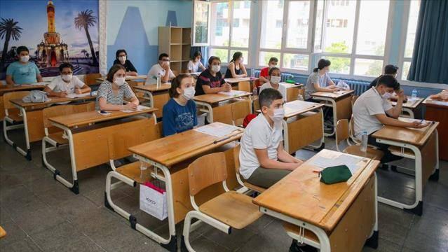 <p><strong>Uyum eğitimi yarın başlayacak</strong></p>

<p>Milli Eğitim Bakanlığınca, yüz yüze eğitim öncesinde insan kaynağı ve altyapı ihtiyaçlarını gidermek için hazırlık yürütüldü.</p>

<p>Öte yandan, bu yıl öğretmenlere yönelik yeni öğretim yılı mesleki çalışma dönemi faaliyetlerinde de değişikliğe gidildi. Bu yılki seminerler, bugün itibarıyla başlayacak ve 3 Eylül'e kadar sürecek. Öğretmenlere yönelik seminerleri bu sene tamamen Kovid-19 salgınında okullarda alınması gereken tedbirler oluşturacak.</p>
