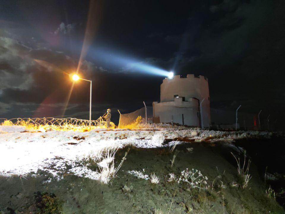 <p>Bölgede termal kameraların yanı sıra İHA’lar da görev yapıyor<br />
Güvenlik duvarı çalışmalarının yanı sıra güvenlik güçleri gece gündüz sınırı kontrol altında tutuyor. Son gelişmelerden sonra diğer illerden takviye birlikler gönderildi. 3 komando bölüğü ile 1 komando taburunun geldiği bölgeye, Emniyet Genel Müdürlüğü de 50 zırhlı araç ve 35 tim personel desteği verdi. </p>