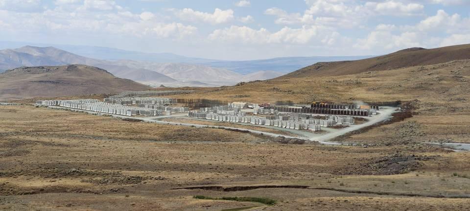 <p>Hem sınırda çalışan yüklenici firmaların güvenliğini sağlamak hem sınır birliklerine destek olmak hem de ikinci hatta görev yapan jandarmaya destek olmak üzere 750 personel bölgeye gönderildi. Hem jandarma hem polis hem de sınır birliği uyum içinde ve İHA ile termal kameralardan yararlanarak sınırda güvenliği sağlıyor.</p>
