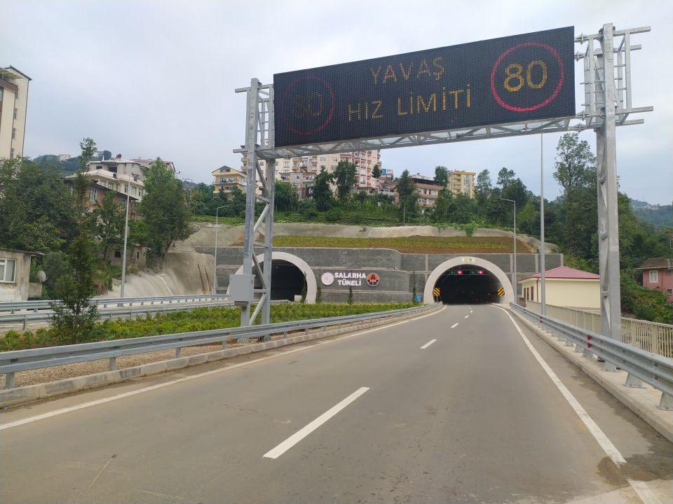 <p>Hızlı ve güvenli trafik akışıyla önemli turizm ve sanayi merkezlerine ulaşımda kolaylık sağlayan Salarha Tüneli ve bağlantı yollarıyla mevcut mesafe 8,75 kilometre kısalacak. </p>