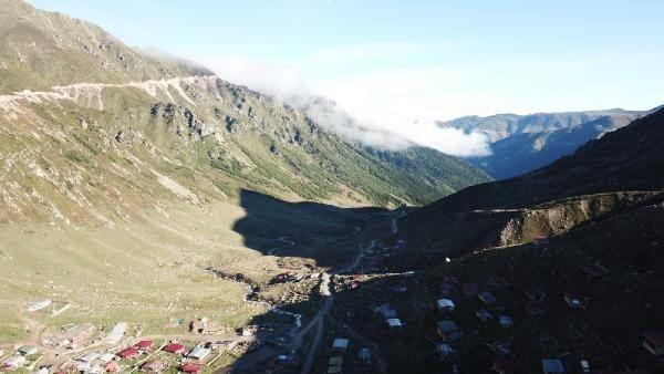 <p>Rize'nin Çamlıhemşin ilçesi Yukarı Kavrun Yaylası'nın yüksek kesimleri ile Kaçkar Dağı'nın zirvesine mevsimin ilk karı düştü.</p>
<p> </p>